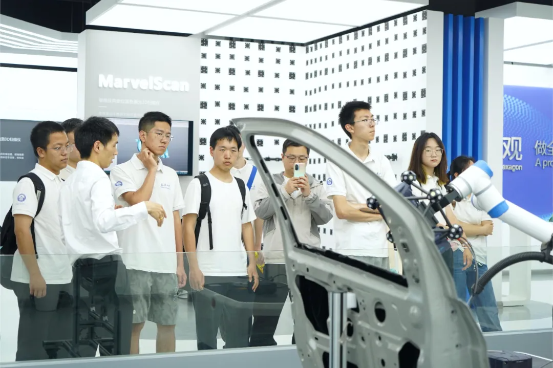 遙感學(xué)院2022級的大學(xué)生們參觀了公司的主要產(chǎn)品和項(xiàng)目展示區(qū)